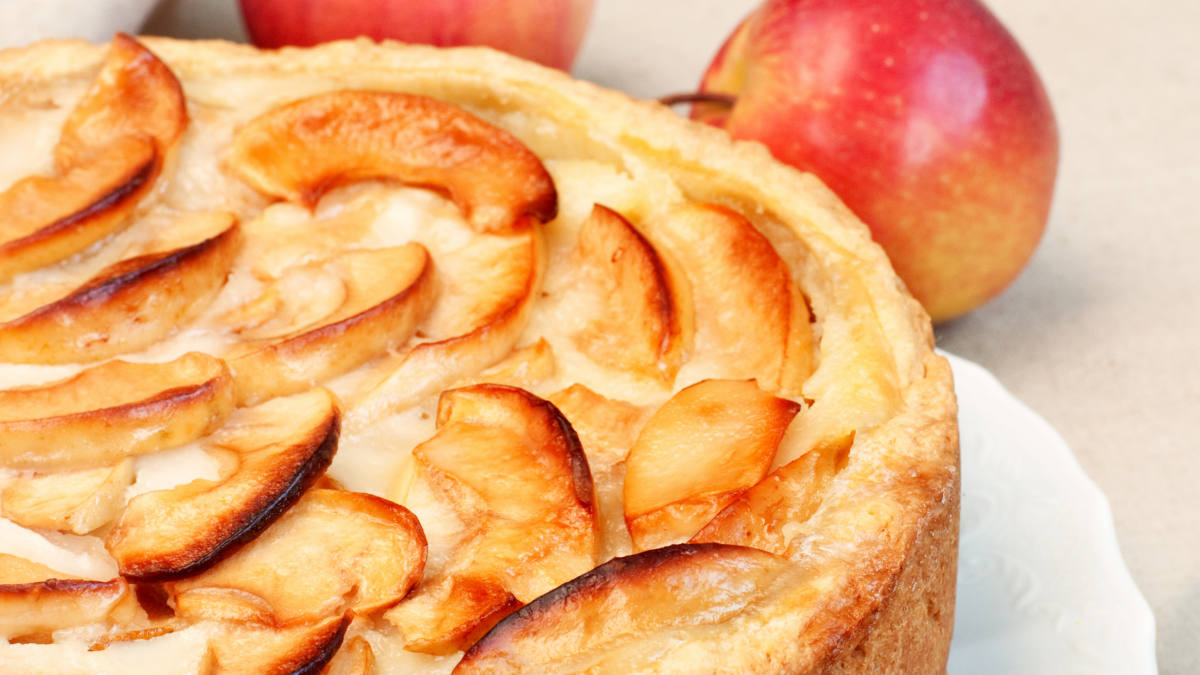 You are currently viewing Recipe of the Month September 2022 – Apple and Almond Cake