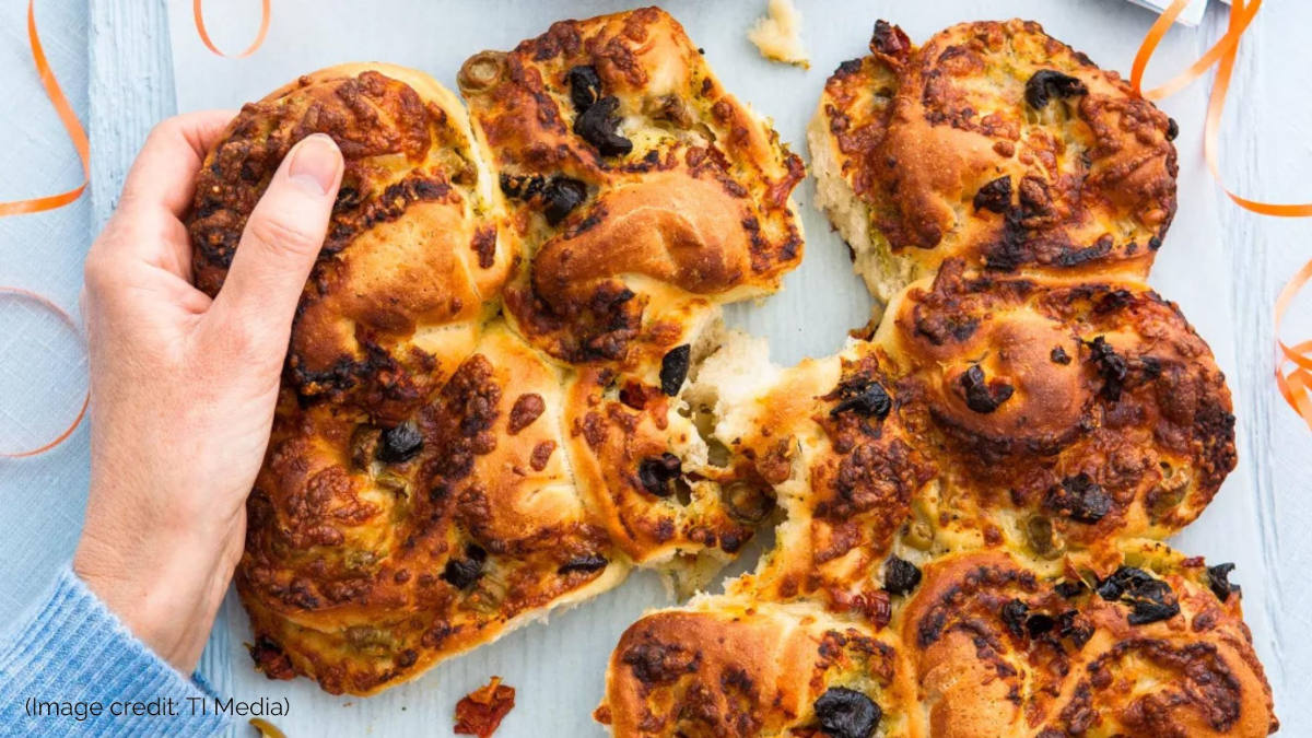 You are currently viewing Recipe of the Month – Tear and Share Pesto, Mozzarella and Sundried Tomato Bread