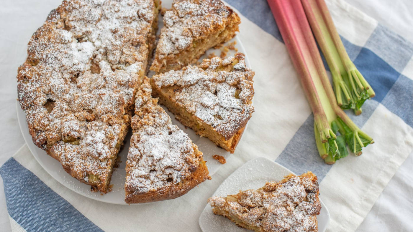 You are currently viewing Rhubarb Crumble Cake Recipe