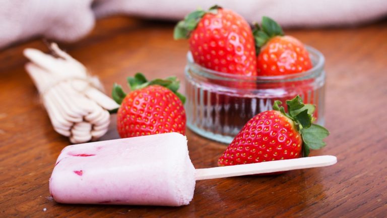 Read more about the article Strawberries & Cream Ice Lolly Recipe