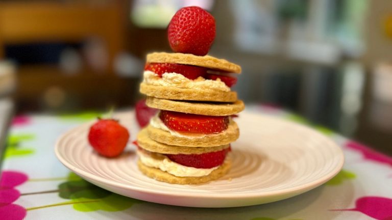Read more about the article Easy Summer Strawberry Shortbread Recipe